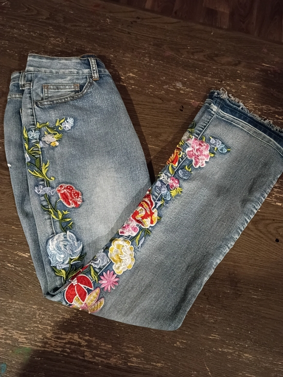 Denim - Women’s Light Wash Embroidered Floral Jeans